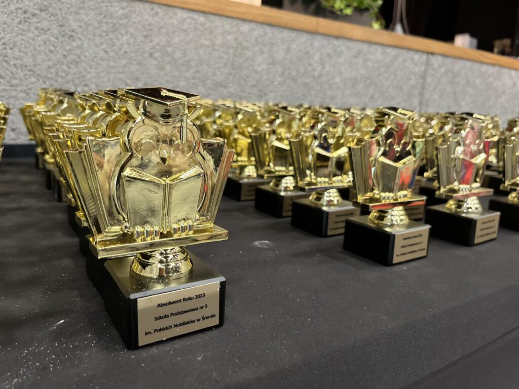 Statuetki sowy dla ósmoklasistów