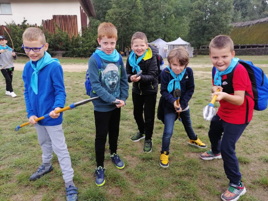 Chłopcy na Festynie Archeologicznym