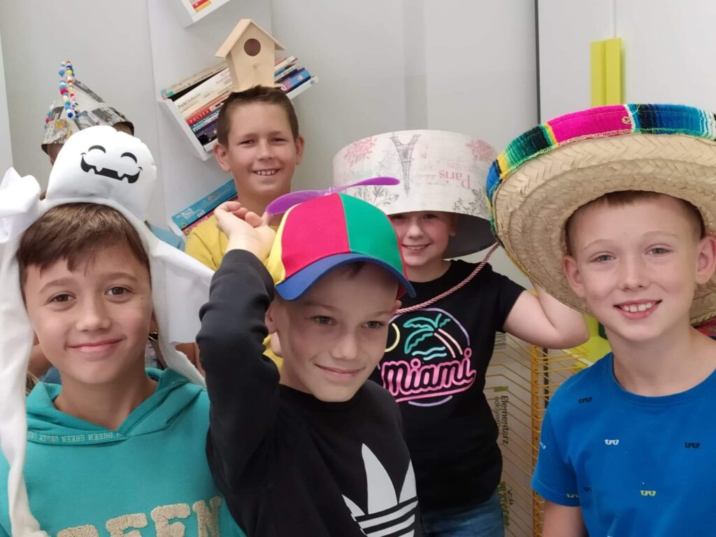 Chłopcy w fantazyjnych nakryciach głowy