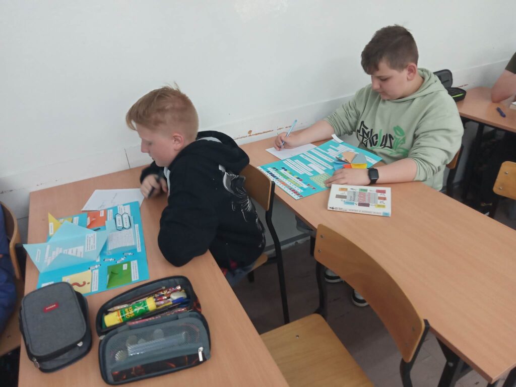 Uczniowie na lekcji języka polskiego.