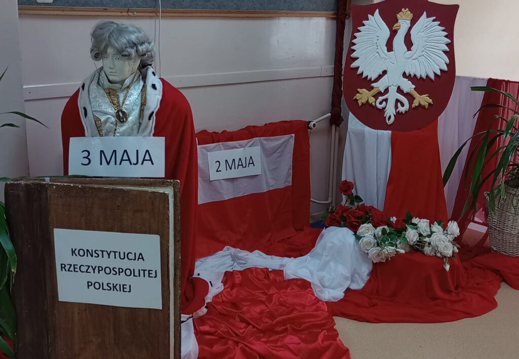 Dekoracja w szkole z okazji Święta Konstytucji 3 Maja