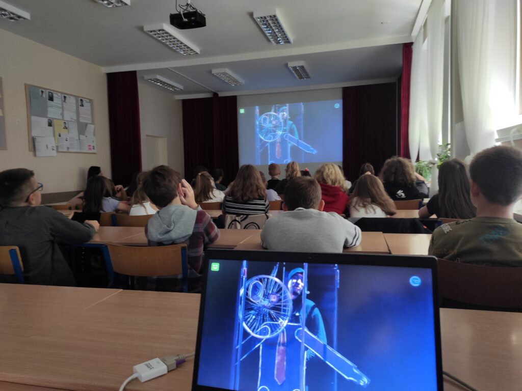 Uczniowie oglądaja spektakl internetowy.
