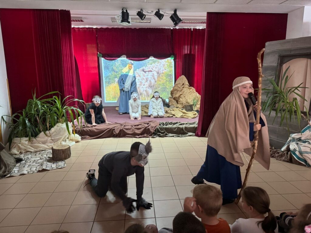 Uczniowie wsystępujący na scenie