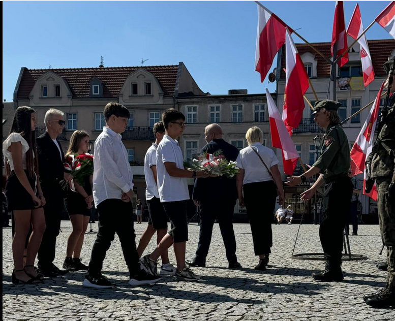 Uczniowie składają kwiaty