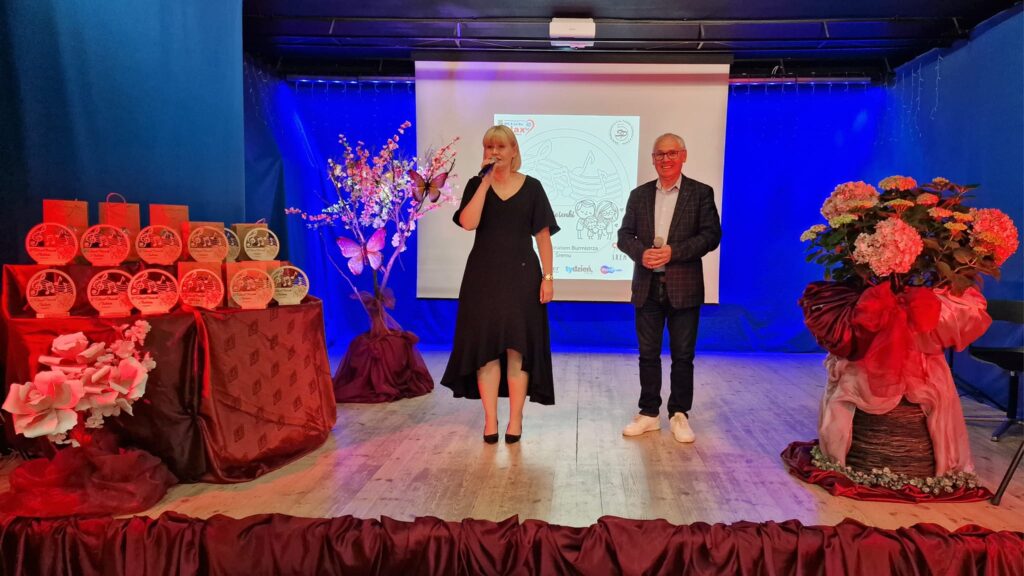 Pani dyrektor przemawia ze sceny