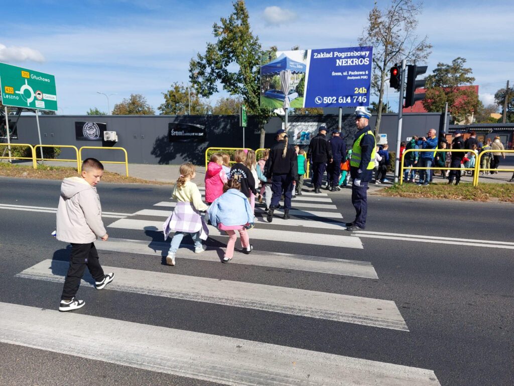 uczniowie przechodzą przez pasy