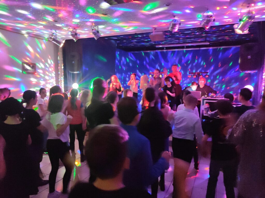 Uczniowie bawiący się na dyskotece