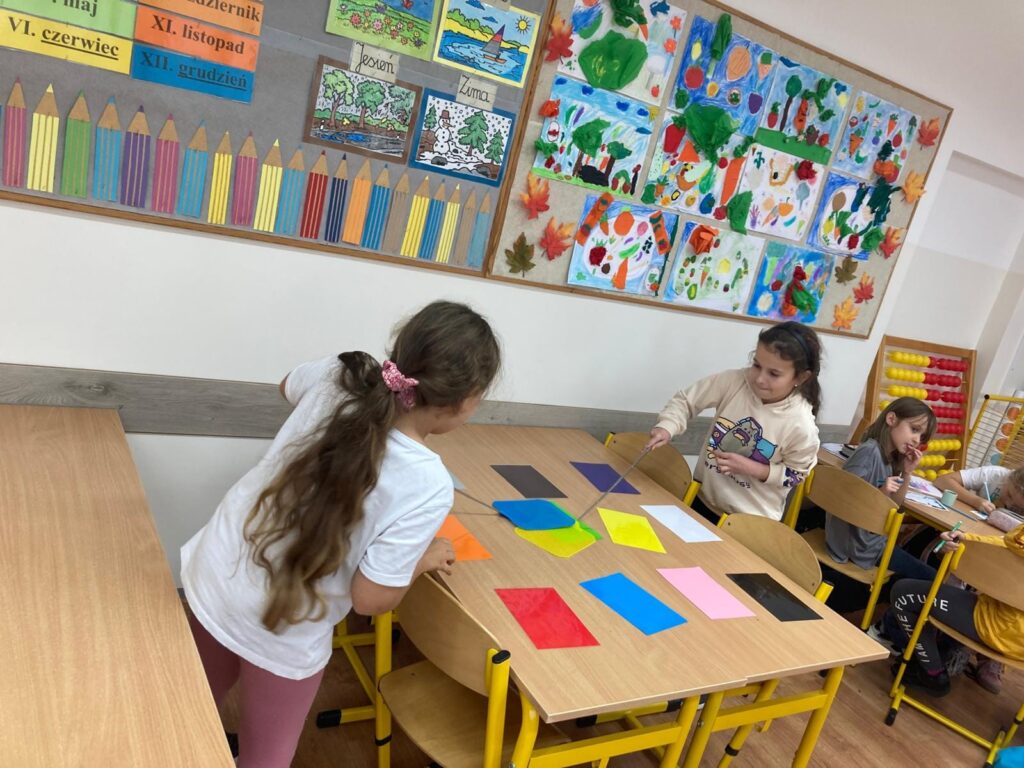 uczniowie grają w gry edukacyjne