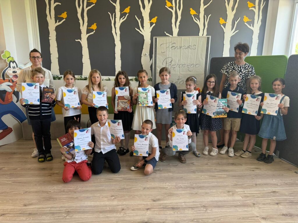 Uczniowie pozują z dyplomami