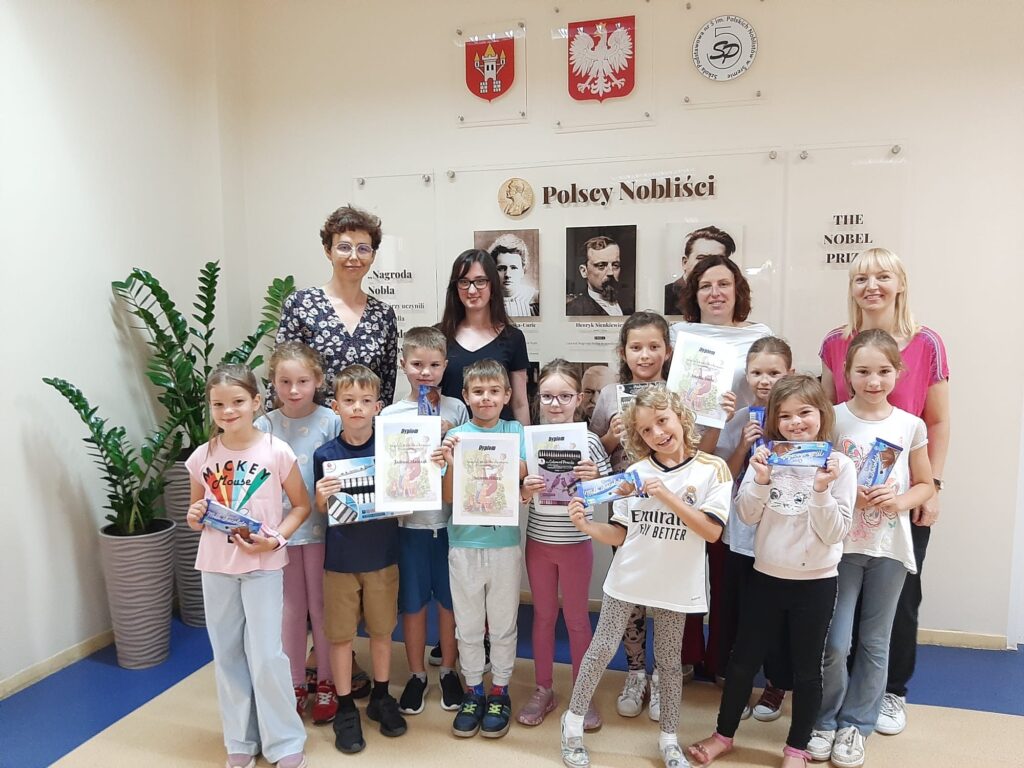 uczniowie stoją z dyplomami