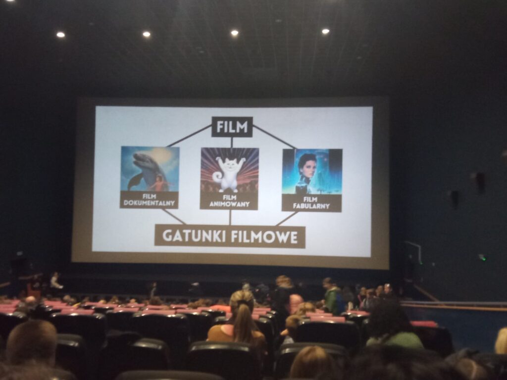 Na ekranie wyświetlany jest film