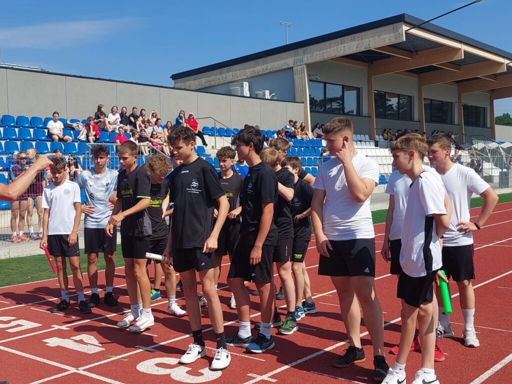 Uczniowie stoją na bieżni