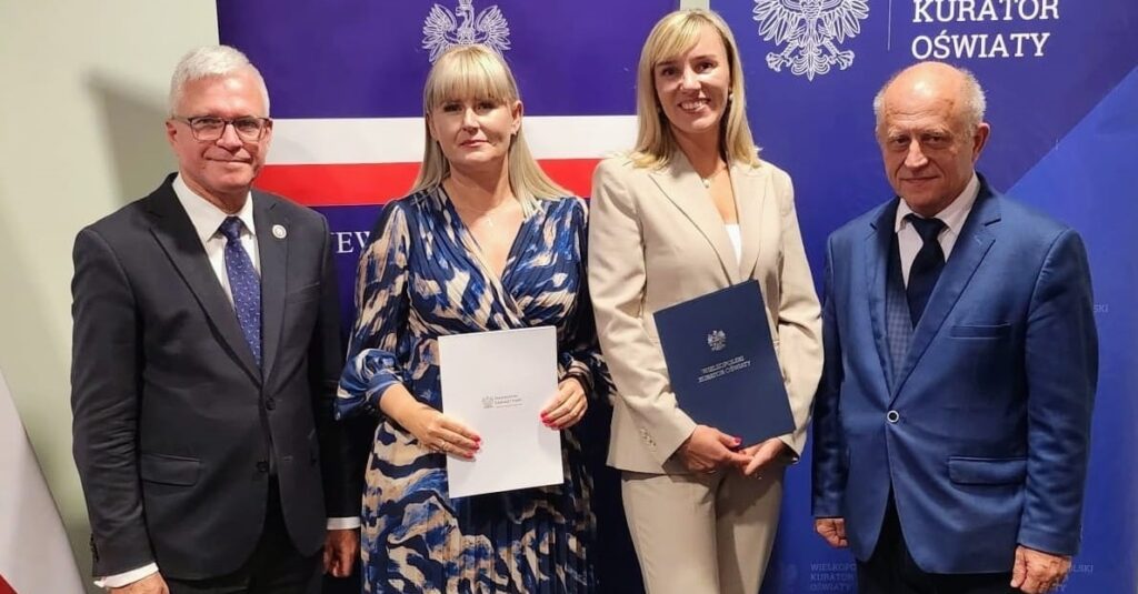 Nauczyciele stoją z nagrodami