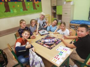 Uczniowie grający w Monopol