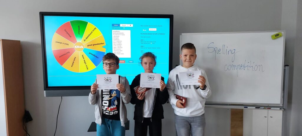 Uczniowie-zwycięzcy konkursu
