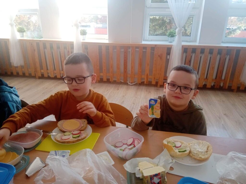 Uczniowie jedzący śniadanie