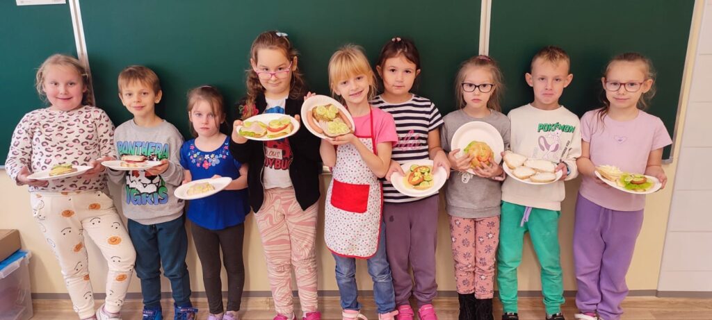 Dzieci stoją z kanapkami