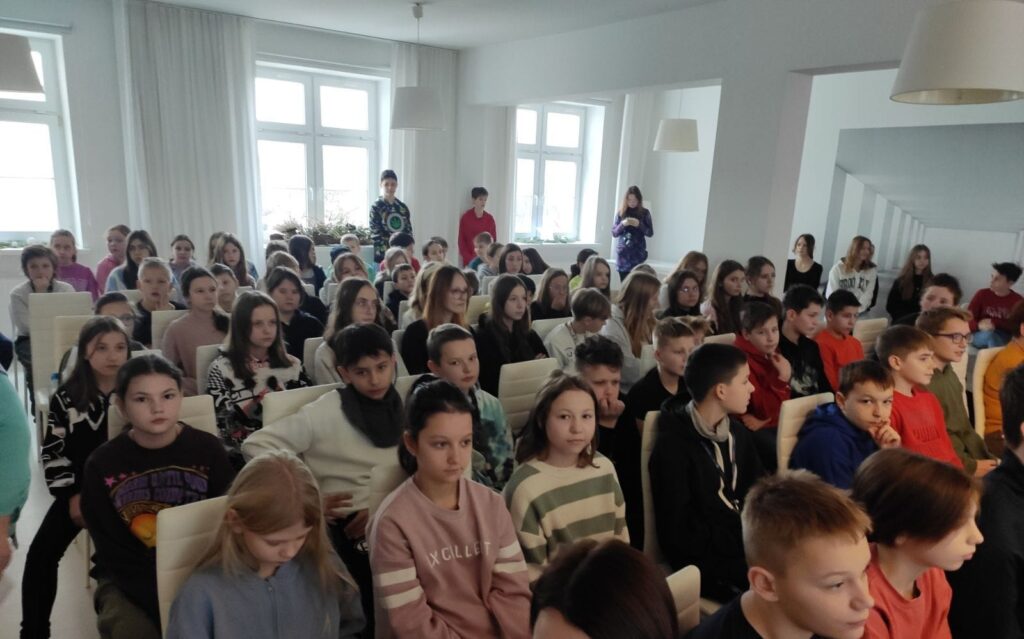 Uczniowie siedzą w bibliotece