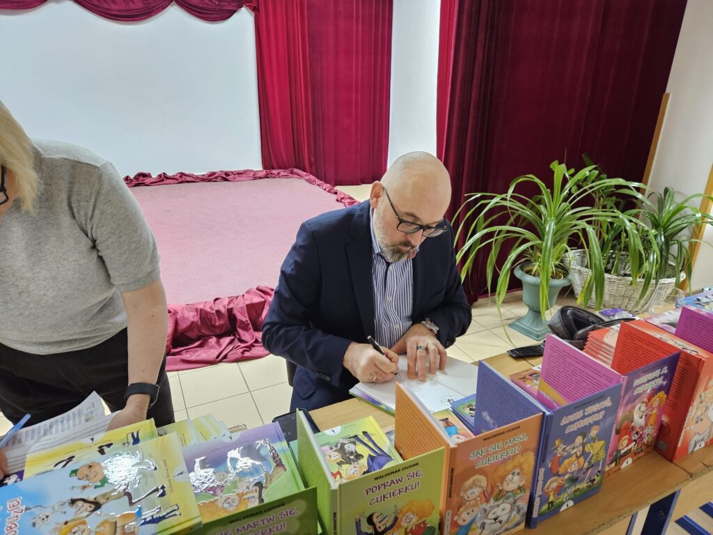 Autor podpisuje książki