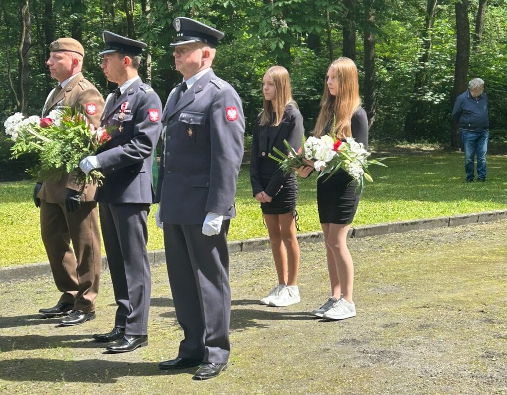Uczennice stoją z bukietem