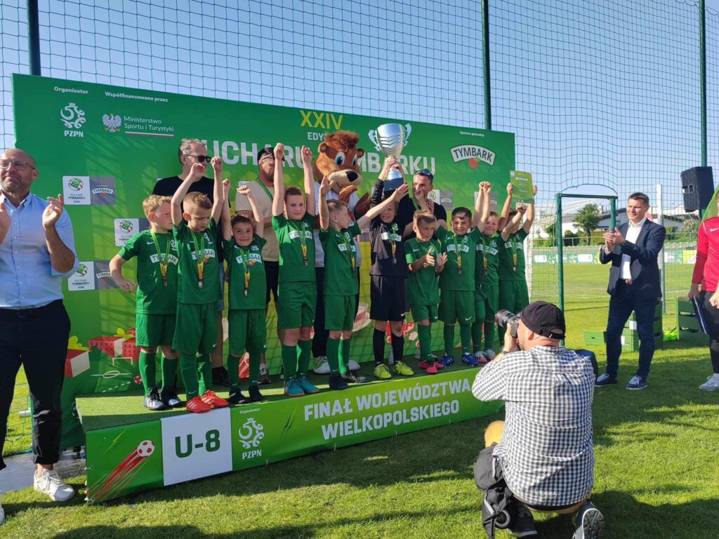 Uczniowie stoją na podium