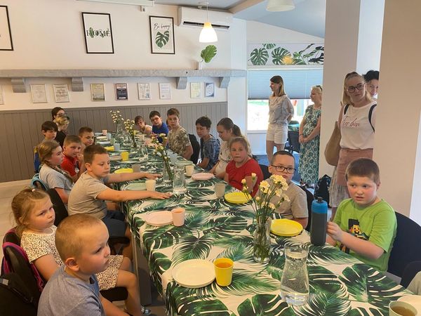 Uczniowie siedzą w restauracji