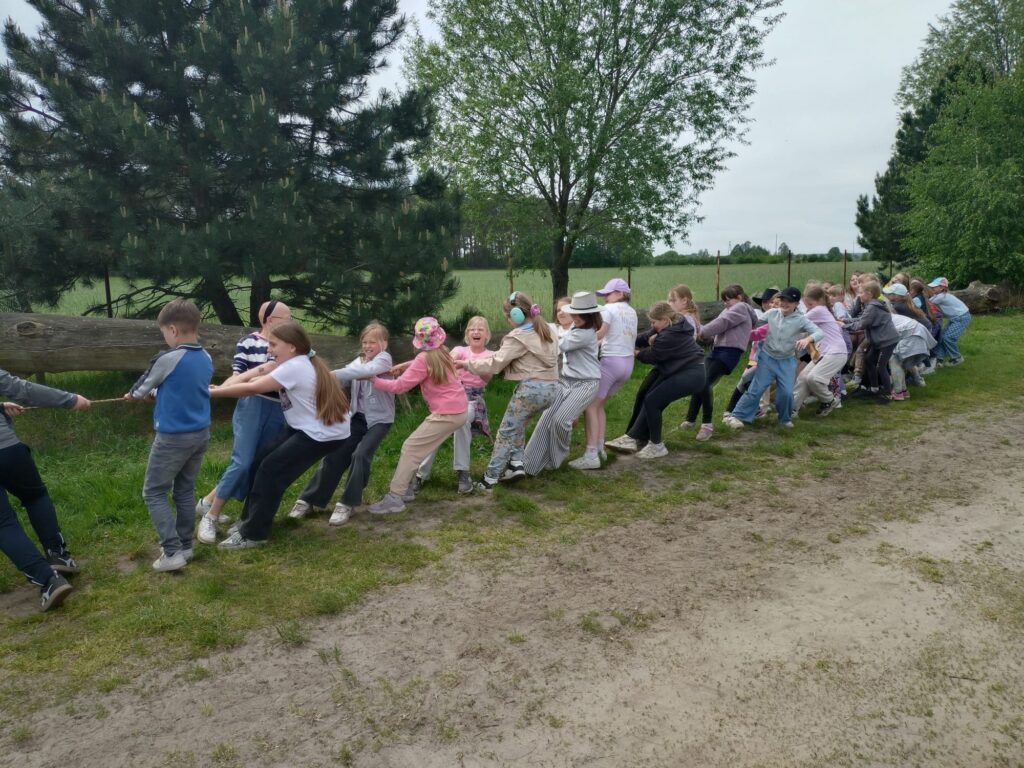 Uczniowie przeciągają linę