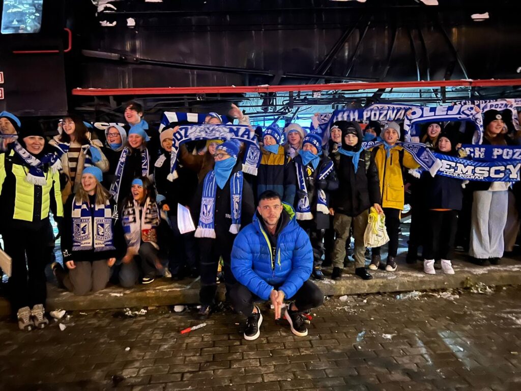Uczniowie stoją przed stadionem